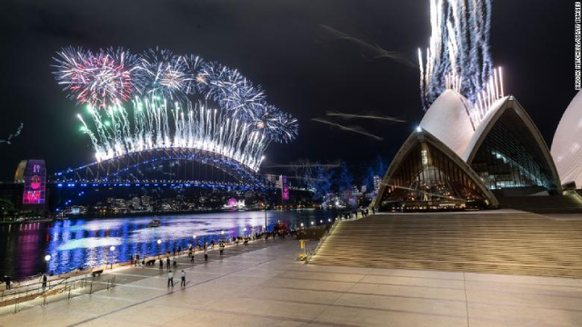 Màn bắn pháo hoa giao thừa trên Cầu Cảng và Nhà hát Sydney Opera không còn cảnh đông nghẹt người theo dõi như mọi năm. Nhiều người chọn ở nhà ngắm pháo hoa qua màn hình.