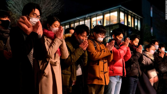 Nhật Bản, Hàn Quốc và một số quốc gia lân cận bước sang năm mới 2021 cùng thời điểm. Tại Tokyo, nhiều tấm biển được đặt tại các điểm công cộng thông báo rằng sẽ không có sự kiện đếm ngược đón năm mới như mọi năm (ảnh trái). Trong ảnh phải là cảnh người dân Nhật Bản tại Đền Kanda Myojin - nơi được phép mở cửa cho người dân vào cầu nguyện trong ngày đầu tiên của năm 2021 ở thủ đô Tokyo.
