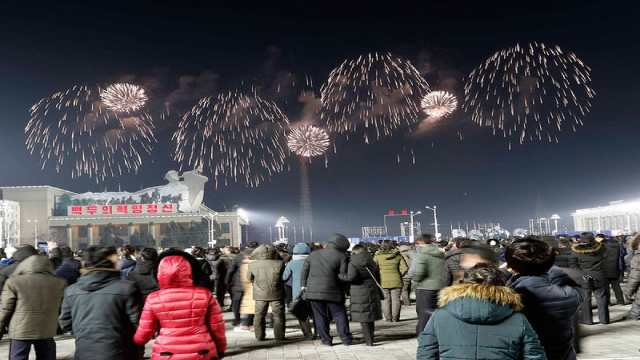 Cảnh đông người tập trung xem pháo hoa tại quảng trường Kim Il Sung, Bình Nhưỡng, Triều Tiên - nơi được cho là không có ca nhiễm Covid-19.