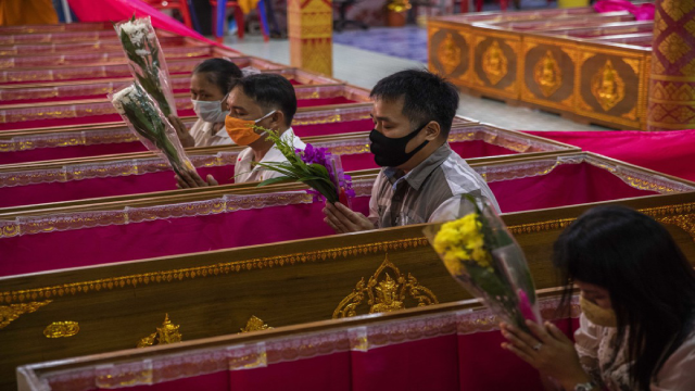 Năm nay, người dân Thái Lan cầu nguyện đón năm mới theo cách hoàn toàn khác với các tấm vách ngăn để duy trì giãn cách phòng dịch bệnh lây lan.