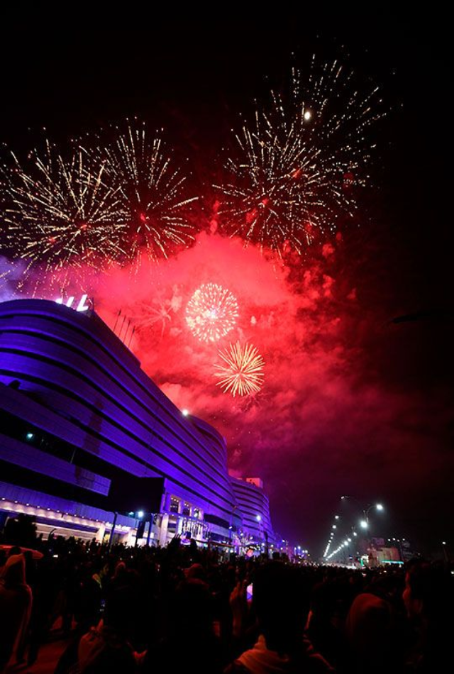 Người dân tập trung xem pháo hoa trong lễ mừng năm mới ở Rawalpindi, Pakistan.