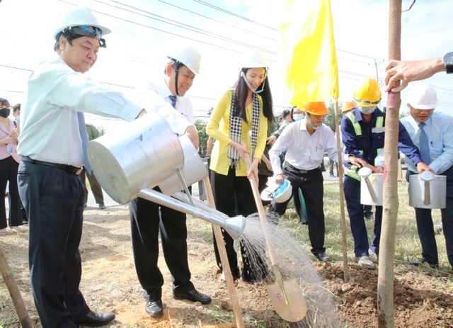 Phó Thủ tướng Trương Hoà Bình và đại diện lãnh đạo tỉnh Bến Tre trồng cây xanh nhân dịp năm mới.