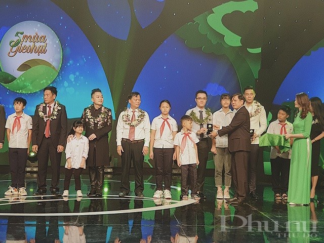 Ông Nguyễn Quang Thái, Giám đốc Phát triển Hoạt động Cộng đồng Vinamilk nhận kỷ niệm chương cho hành trình Vinamilk đồng hành cùng Cặp lá yêu thương.