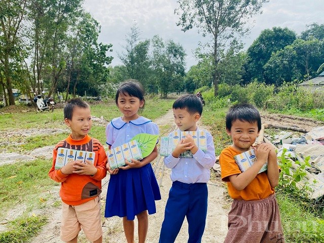Các bạn nhỏ đến chung vui, nhận sữa và học bổng với gia đình bé Thảo Vân.