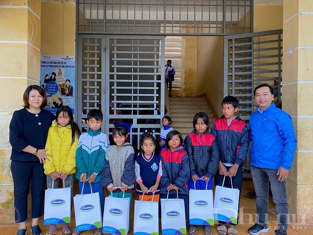 Đại diện Vinamilk trao những phần quà dinh dưỡng tới các em nhỏ tại Trường Phổ thông dân tộc bán trú THCS Húc.