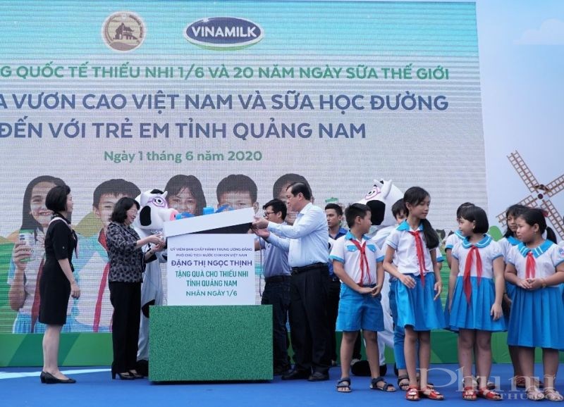 Phó Chủ tịch nước Đặng Thị Ngọc Thịnh cùng các đại biểu mở món quà đặc biệt dành tặng các em học sinh nhân ngày tết thiếu nhi
