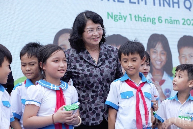 Các em học sinh tỉnh Quảng Nam đón nhận món quà đặc biệt do Phó chủ tịch nước Đặng Thị Ngọc Thịnh nhân ngày tết thiếu nhi.