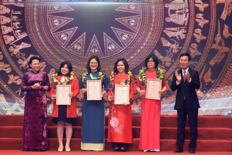 Chủ tịch Quốc hội Nguyễn Thị Kim Ngân trao giải nhất cho các tác giả đoạt giải A