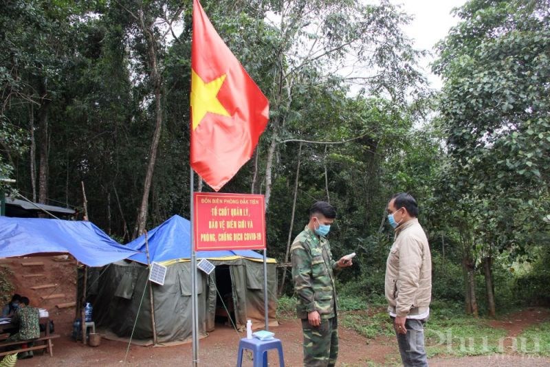 Bộ đội biên phòng Đắk Tiên thực hiện các biện pháp phòng dịch tại đường mòn, lối mở dọc biên giới.