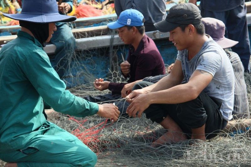 Ngư dân cảng cá La Gi (Bình Thuận) chuẩn bị ngư lưới cụ trước khi ra khơi.