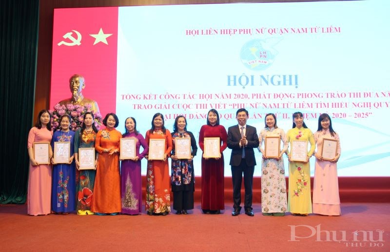 Đại diện lãnh đạo Hội LHPN Hà Nội và Quận ủy Nam Từ Liêm trao giải thưởng cho các tác gải đoạt giải Cuộc thi