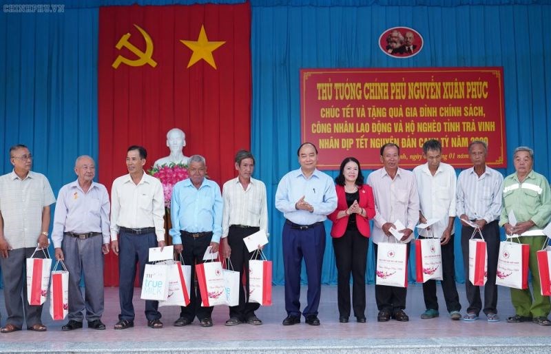 Thủ tướng Nguyễn Xuân Phúc tặng quà các gia đình chính sách Tết Canh Tý 2020.