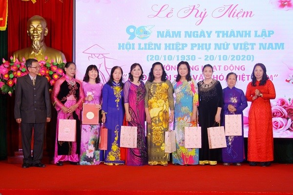 Hội LHPN phường Phú Thượng, quận Tây Hồ tặng quà cho cán bộ, hội viên phụ nữ nhân dịp 90 năm ngày thành lập Hội LHPN Việt Nam