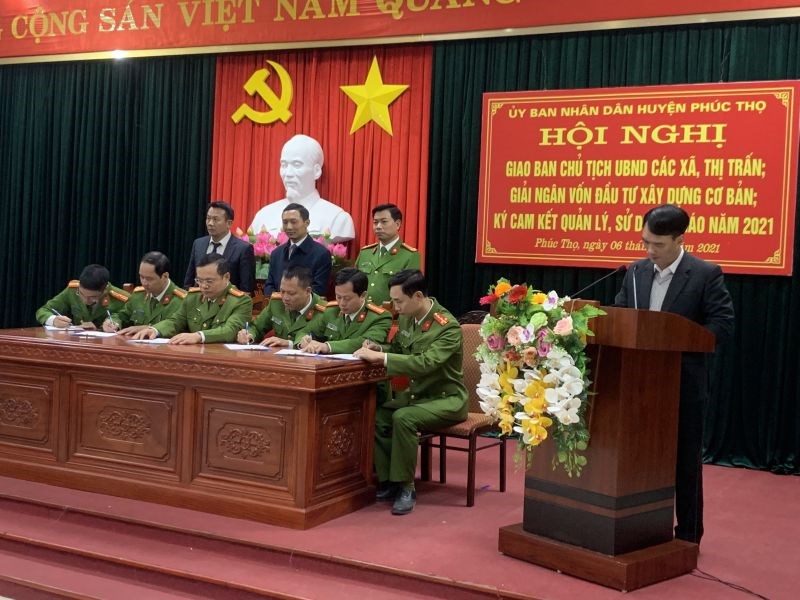 Ông Doãn Trung Tuấn, Chủ  tịch UBND huyện Phúc Thọ chứng kiến lễ ký cam kết