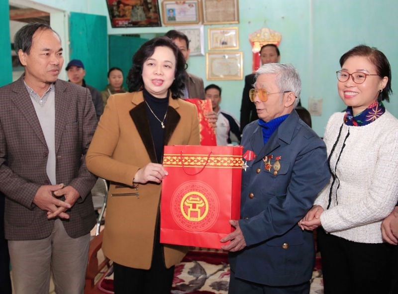 Đồng chí Ngô Thị Thanh Hằng thăm hỏi, tặng quà Tết cho gia đình ông Nguyễn Trí Tuệ.