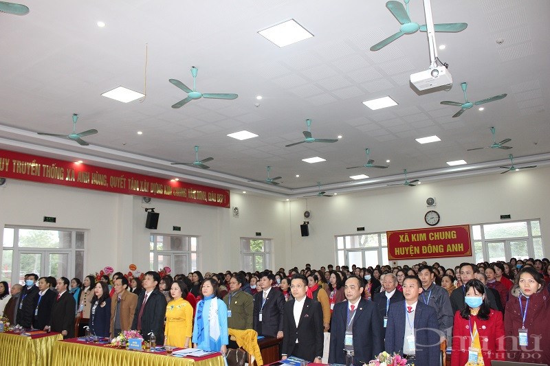 Các đại biểu tham dự đại hội thực hiện nghi thức Chào cơ tại Đại hội