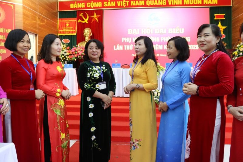 Đ/c Nguyễn Thị Thu Thuỷ lắng nghe và trao đổi với lãnh đạo Hội LHPN các quận về dự Đại hội điểm