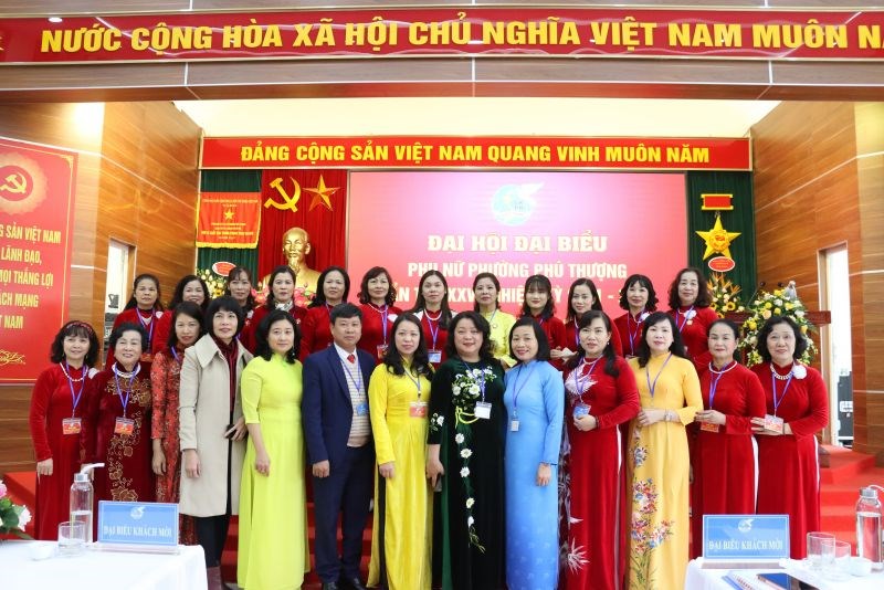 Đồng chí Nguyễn Thị Thu Thuỷ (thứ 6 từ phải sang) cùng lãnh đạo Quận uỷ Tây Hồ và phường Phú Thượng chụp ảnh lưu niệm cùng BCH
