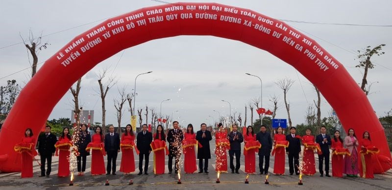 Các đại biểu cắt băng khánh thành, thông xe kỹ thuật tuyến đường từ khu đô thị Trâu Quỳ qua đường Dương Xá - Đông Dư đến ga Phú Thụy.