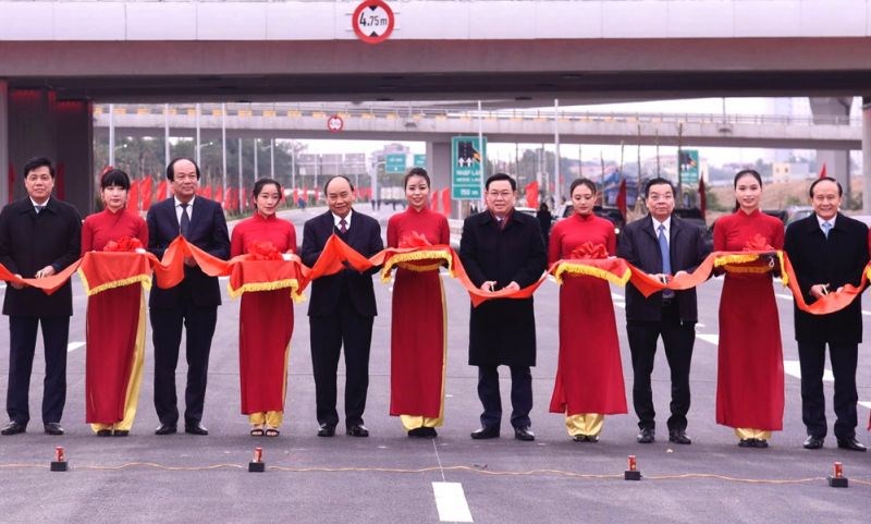 Thủ tướng Nguyễn Xuân Phúc và các đại biểu cắt băng khánh thành công trình.