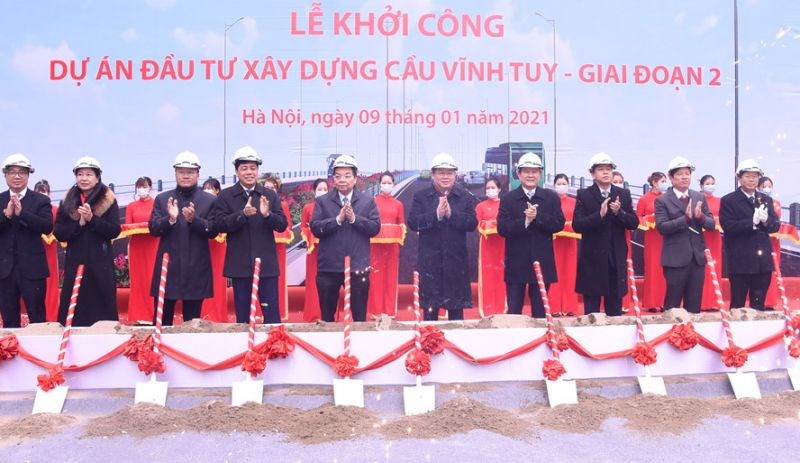 Các đồng chí lãnh đạo Trung ương và thành phố Hà Nội thực hiện nghi thức khởi công.