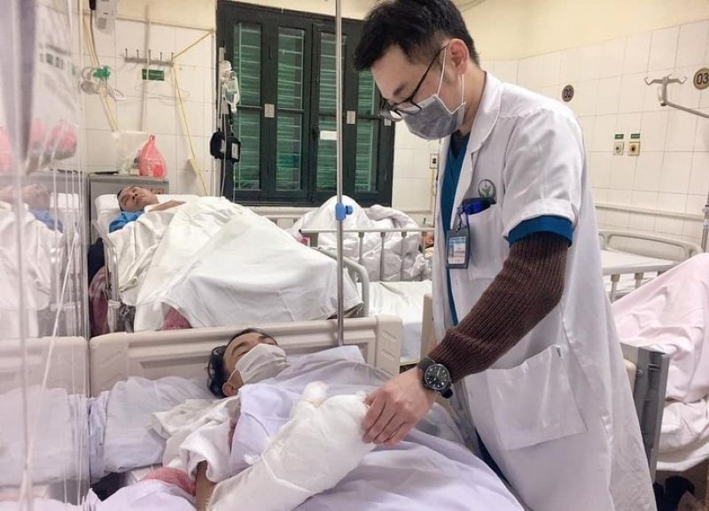 Một trường hợp bệnh nhân bị thương do pháo nổ được điều trị tại BV Việt Đức.