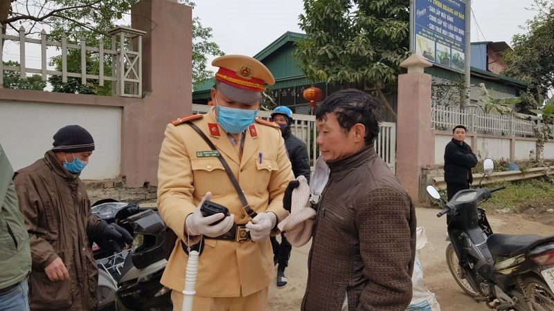 CSGT kiểm tra nồng độ cồn và thông báo kết quả cho ông Nguyễn Văn Lương