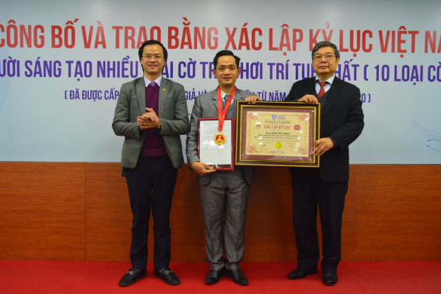 Tiến sĩ Trần Việt Dũng nhận chứng nhận Kỷ lục gia.