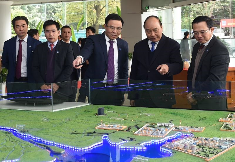 Thủ tướng Chính phủ Nguyễn Xuân Phúc cùng các đại biểu tham quan sa bàn đầu tư phát triển ngành dầu khí Việt Nam