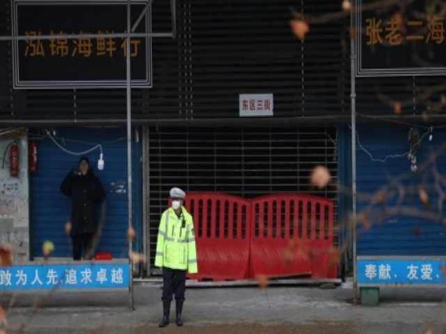 Cảnh sát túc trực bên ngoài chợ hải sản Hoa Nam ở Vũ Hán, Trung Quốc, nơi ca mắc COVID-19 đầu tiên được phát hiện.