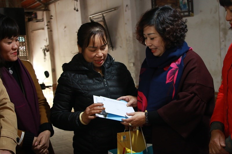 Đồng chí Lê Thị Thiên Hương, Phó Chủ tịch Hội LHPN Hà Nội trao tặng kinh phí, quà cho hai cháu bé thông qua chị Lê Thị Bích