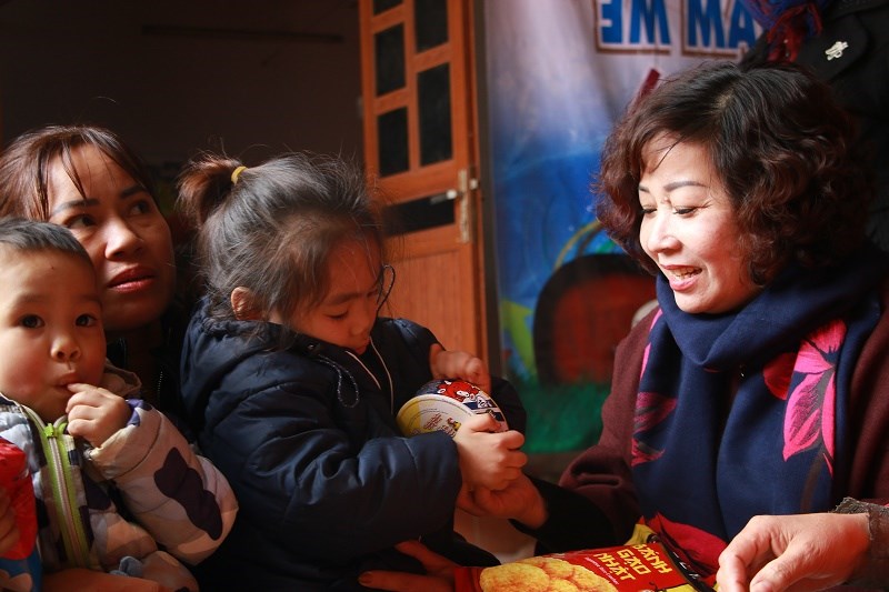 Đồng chí Lê Thị Thiên Hương, Phó Chủ tịch Hội LHPN Hà Nội tặng bánh, kẹo cho hai cháu bé