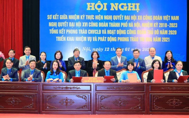Lãnh đạo Tổng Liên đoàn Lao động Việt Nam, thành phố Hà Nội chứng kiến lễ ký kết của 8 cụm thi đua thuộc Liên đoàn Lao động thành phố Hà Nội.