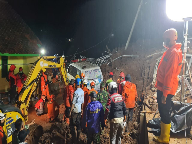 Lực lượng cứu hộ đang làm việc tại hiện trường vụ lở đất ở làng Cihanjuang, Indonesia.
