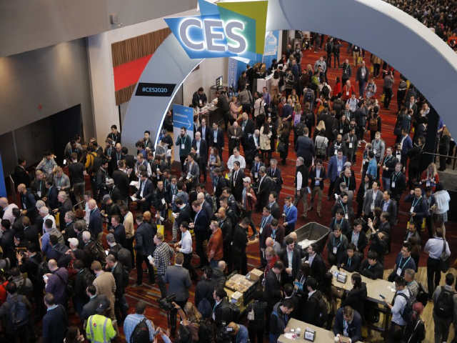 Người tham dự bước vào trung tâm hội nghị trong ngày đầu tiên của triển lãm công nghệ CES, ở Las Vegas.