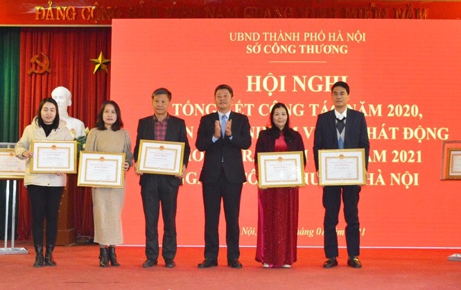 Phó Chủ tịch UBND thành phố Nguyễn Mạnh Quyền trao Bằng khen cho các cá nhân có thành tích xuất sắc trong năm 2020.