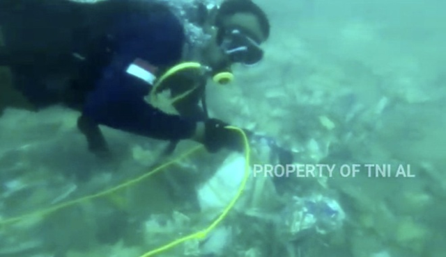 Các thợ lặn thu nhặt mảnh vỡ nằm rải rác dưới đáy biển Java, Indonesia, nơi máy bay của hãng Sriwijaya gặp nạn hôm 9/1 .
