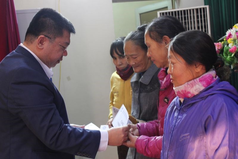 Đ/c Chu Tuấn Anh, Phó Chủ tịch Thường trực MTTQ quận trao quà cho phụ nữ nghèo, cận nghèo trên địa bàn quận