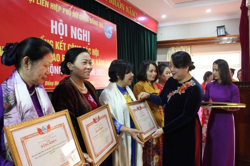 Đ/c Nguyễn Thị Thu Thuỷ, Phó Chủ tịch Thường trực Hội LHPN Hà Nội trao Bằng khen cho các tập thể, cá nhân đạt thành tích xuất sắc trong công tác Hội năm 2020