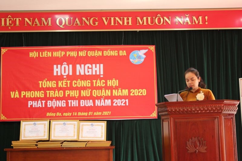 Đ/c Nguyễn Lan Hương, Chủ tịch Hội LHPN quận Đống Đa trình bày báo cáo tổng kết hoạt động Hội năm 2020 và phương hướng, nhiệm vụ năm 2021