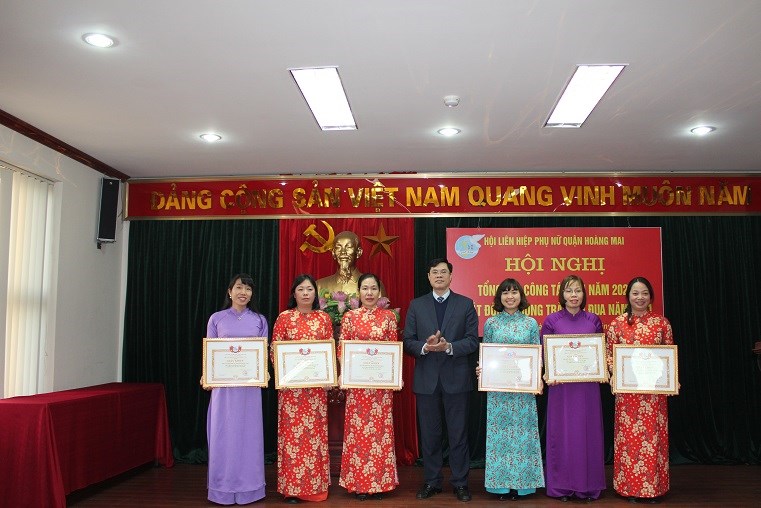 Đồng chí Nguyễn Xuân Phong – Phó Bí thư Thường trực quận ủy Hoàng Mai trao tặng Giấy khen cho các đơn vị