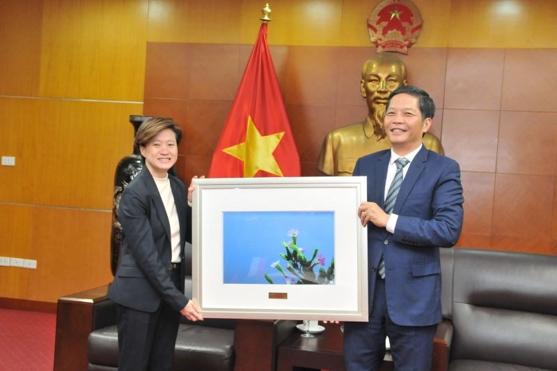 Bộ trưởng Công Thương Trần Tuấn Anh chúc mừng bà Đại sứ Singapore tại Việt Nam