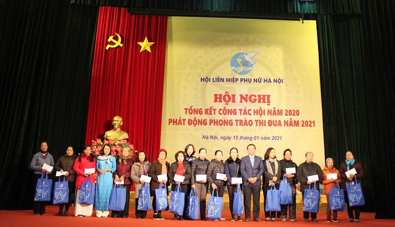 Nhân dịp đón Tết Nguyên Đán Tân Sửu, Hội LHPN Hà Nội trao tặng 250 suất quà cho các gia đình có hoàn cảnh khó khăn