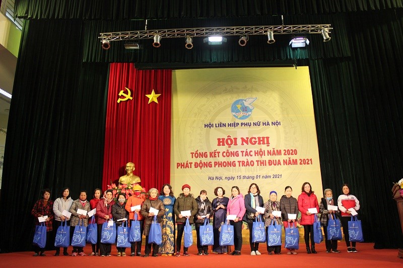 Tại hội nghị, Hội LHPN Hà Nội trao tặng 50 gia đình, các phần quà còn lại sẽ gửi tới các cơ sở Hội để trao tận tay các gia đình trên địa bàn