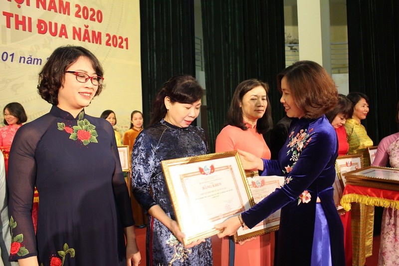 Đồng chí Lê Kim Anh - Chủ tịch Hội LHPN Hà Nội tặng Bằng khen cho các tập thể