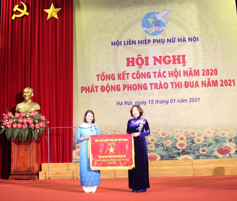 Đồng chí Bùi Thị Hòa - Phó Chủ tịch Hội LHPN Việt Nam trao Cờ đơn vị dẫn đầu phong trào thi đua cho Hội LHPN Hà Nội