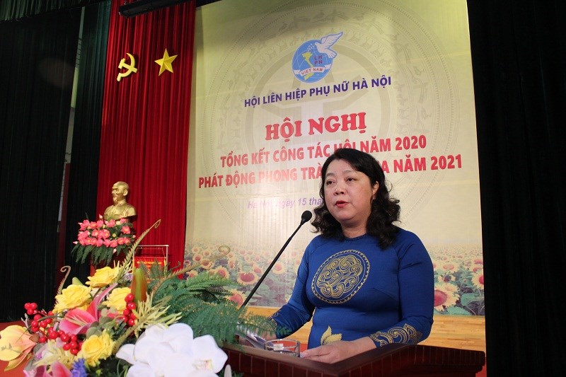 Đồng chí Nguyễn Thị Thu Thủy - Phó Chủ tịch Thường trực Hội LHPN Hà Nội báo cáo kết quả của Hội LHPN trong năm 2020