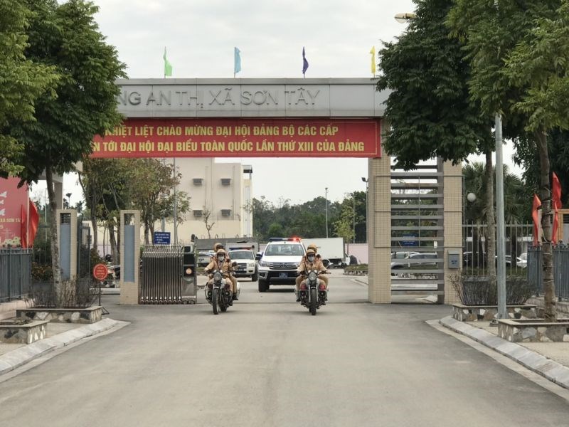 Lực lượng CSGT trật tự thị xã Sơn Tây ra quân đảm bảo an toàn giao thông trật tự
