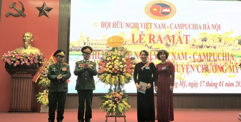 Phó Chủ tịch Hội Hữu nghị Việt Nam - Campuchia Hà Nội Nguyễn Thị Thu Thủy tặng hoa chúc mừng Chi hội