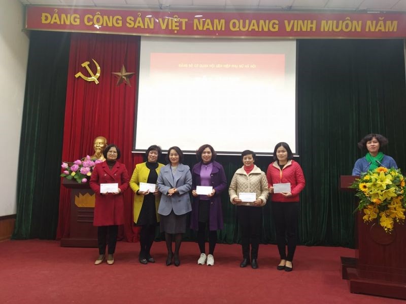 Đồng chí Phạm Thị Thanh Hương, Phó Bí thư Đảng uỷ trao thưởng cho các chi bộ, cá nhân có thành tích trong thực hiện mô hình Dân vận khéo năm 2020